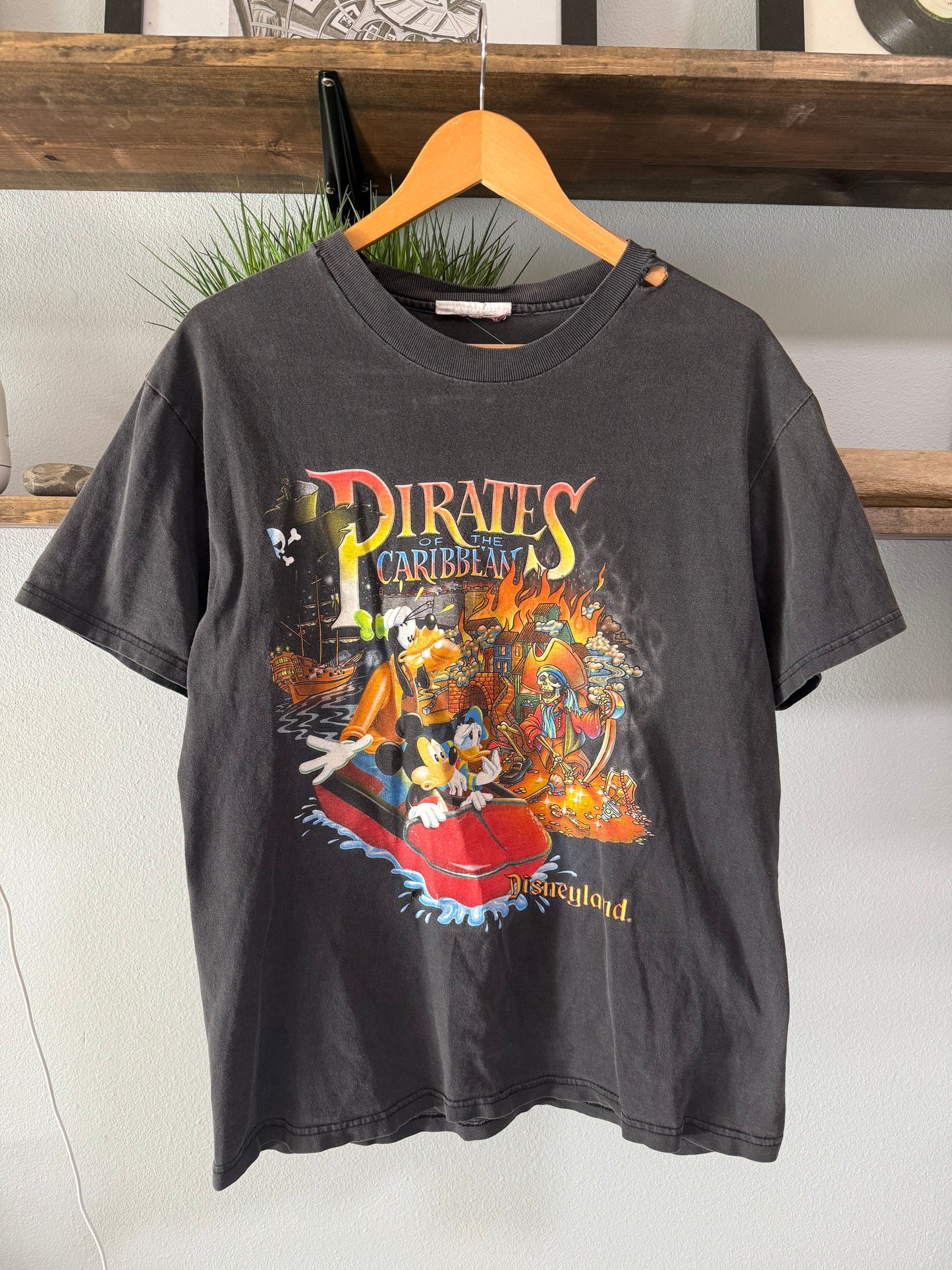 Vintage Disneyland Pirates of The Caribbean Dead Men Tell No Tales Tee - S/M